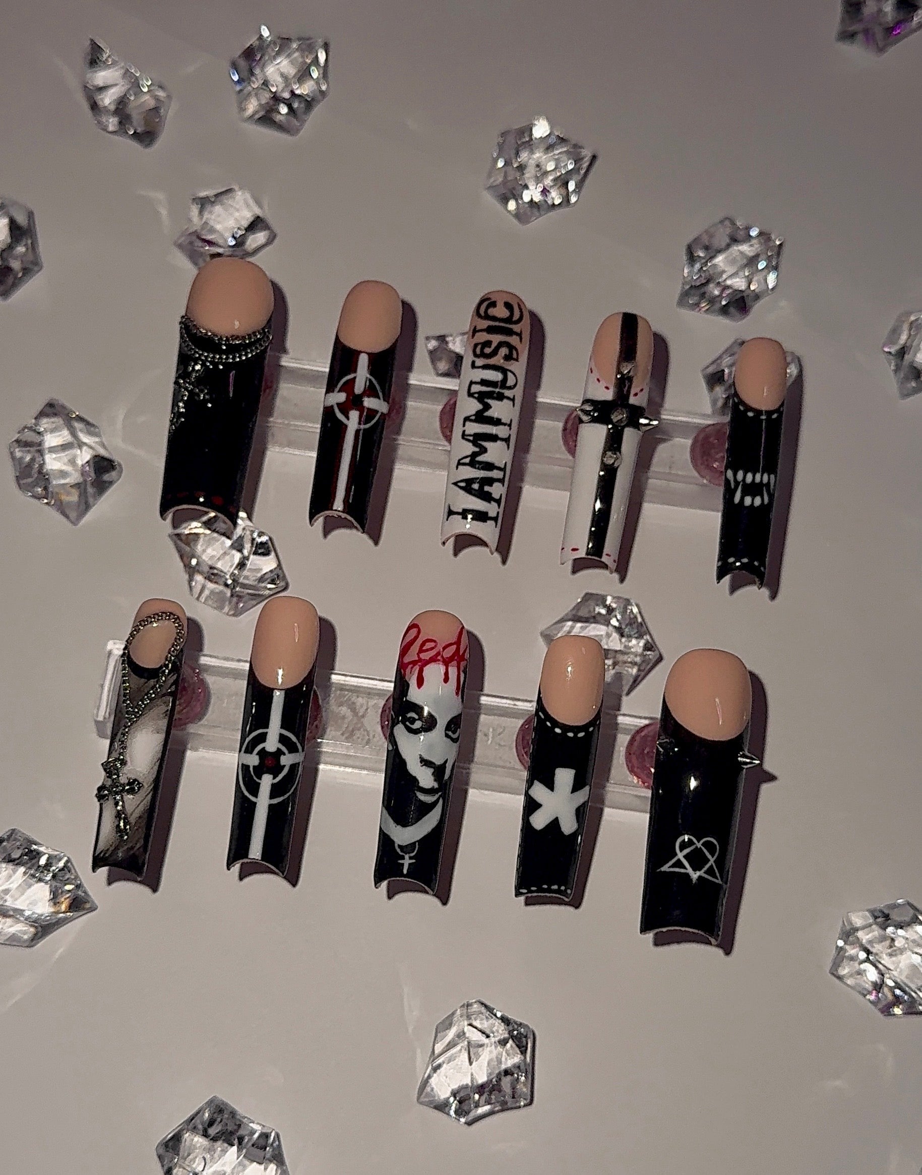 Carti press on nails
